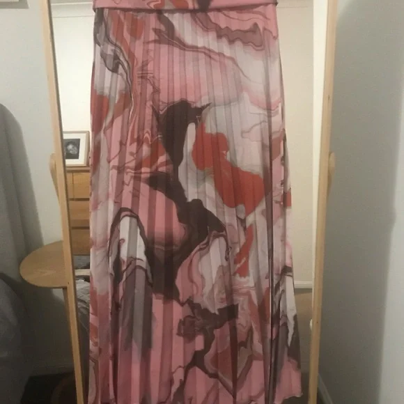 Fate and Becker Pleated MIDI Skirt - Picture 5 of 5